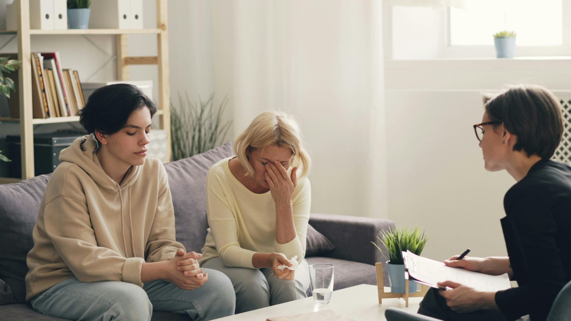 Mujer y adolescente hablando ocn terapeuta