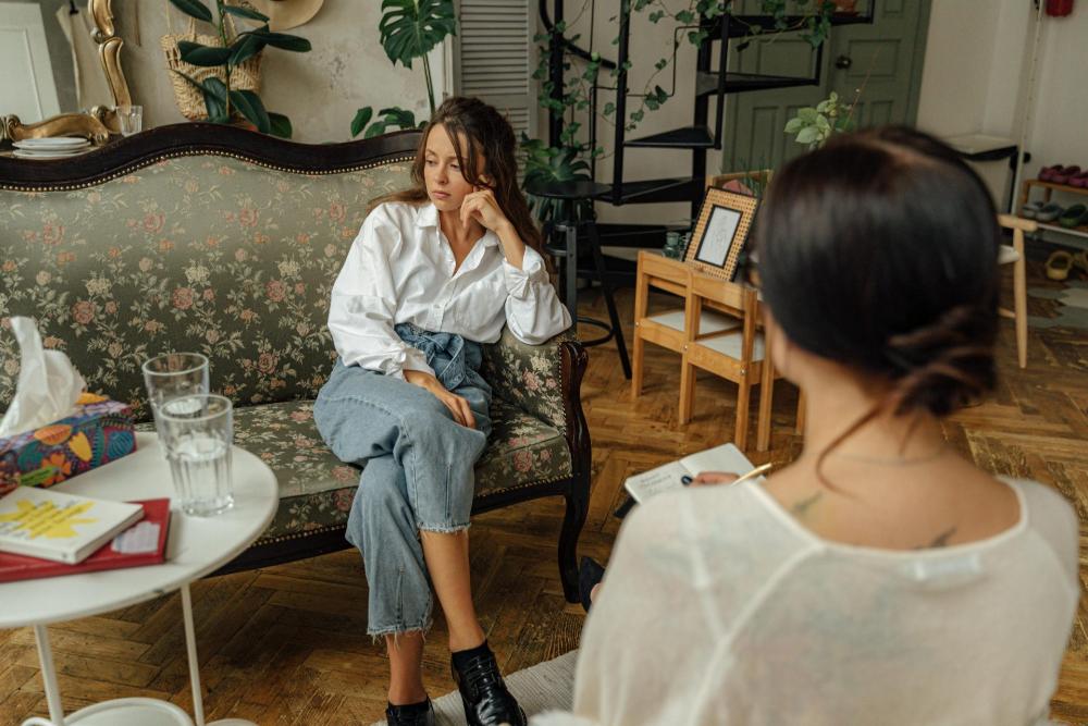 Mujer hablando con su terapeuta