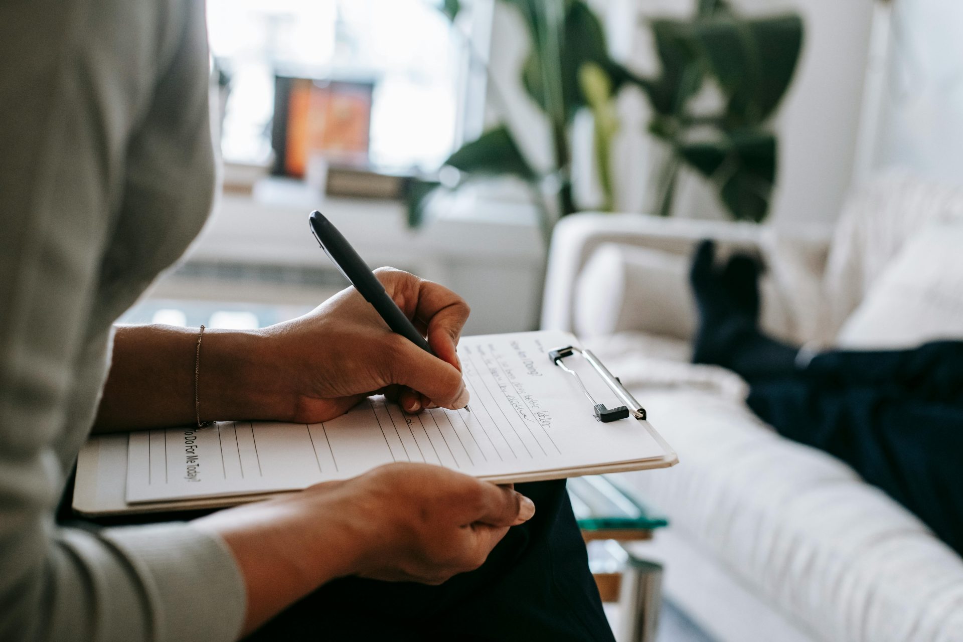 Persona rellenando un formulario