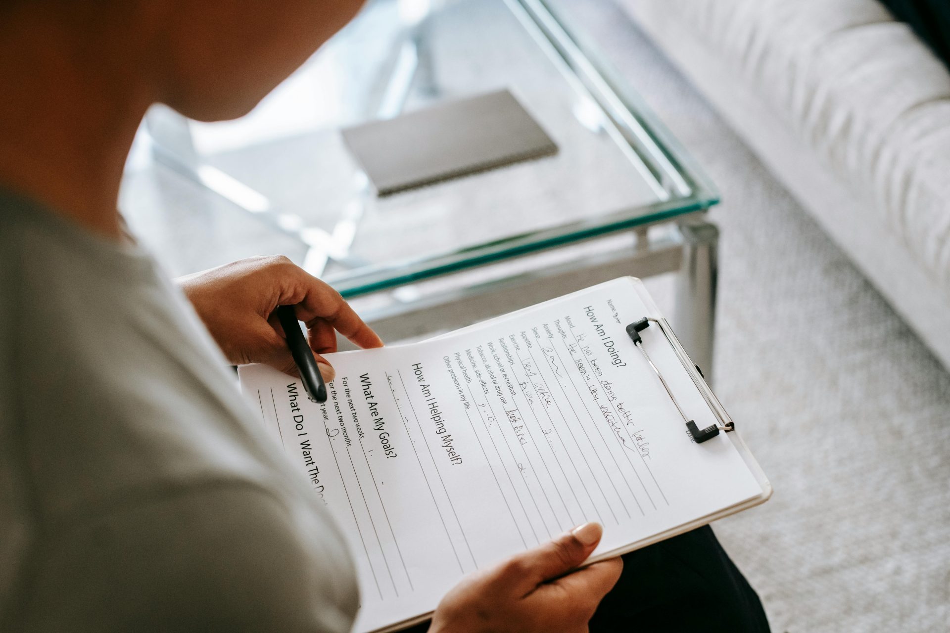 Mujer rellenando un formulario