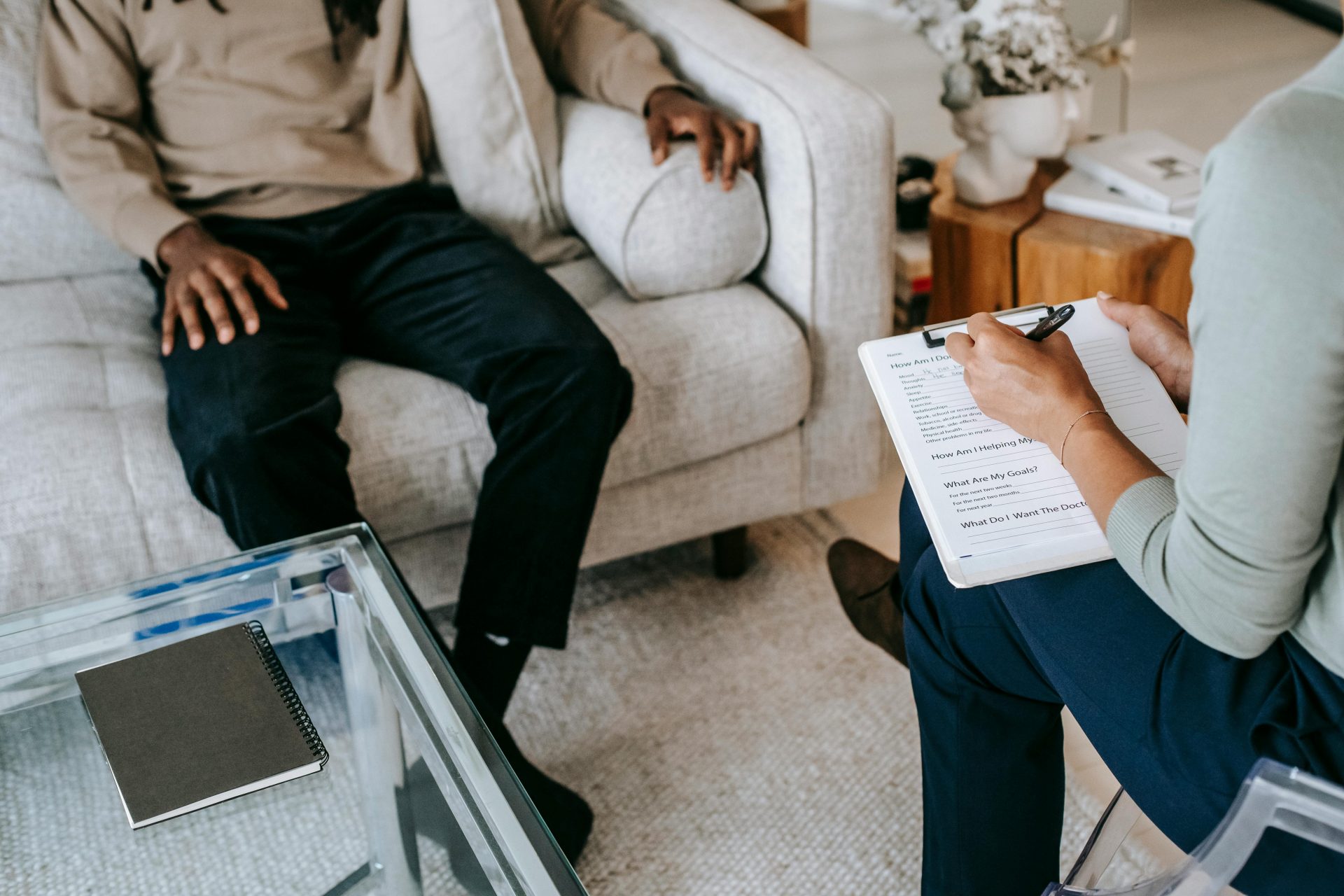 Terapeuta toma notas durante una consulta