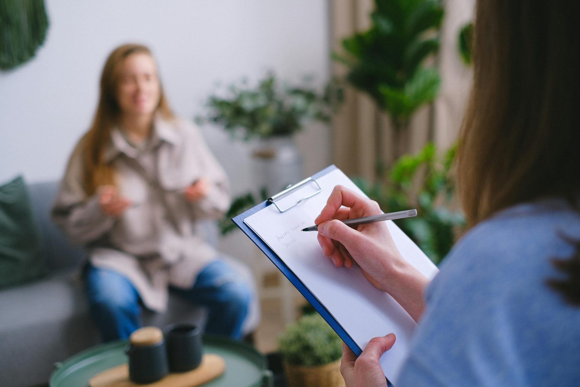 Terapeuta toma notas durante una consulta