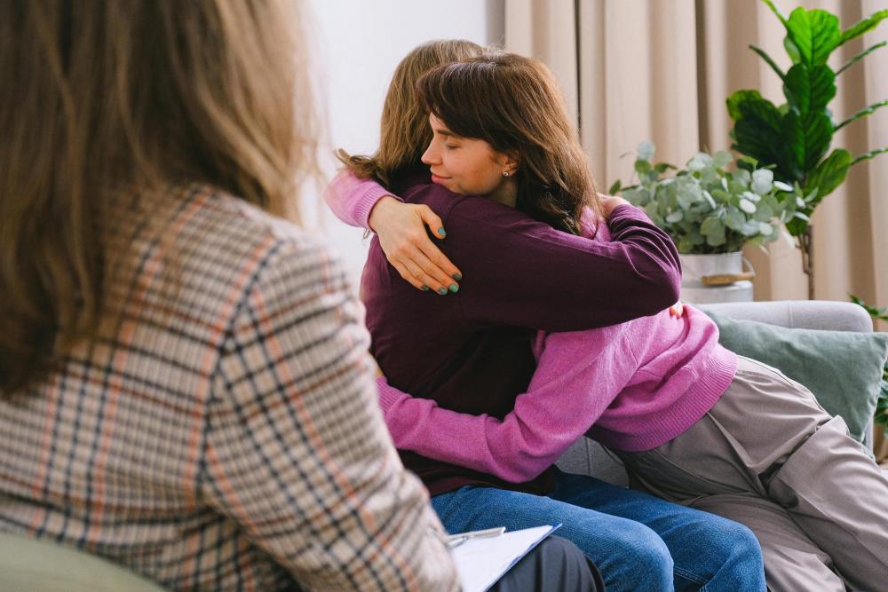 Mujeres abrazándose