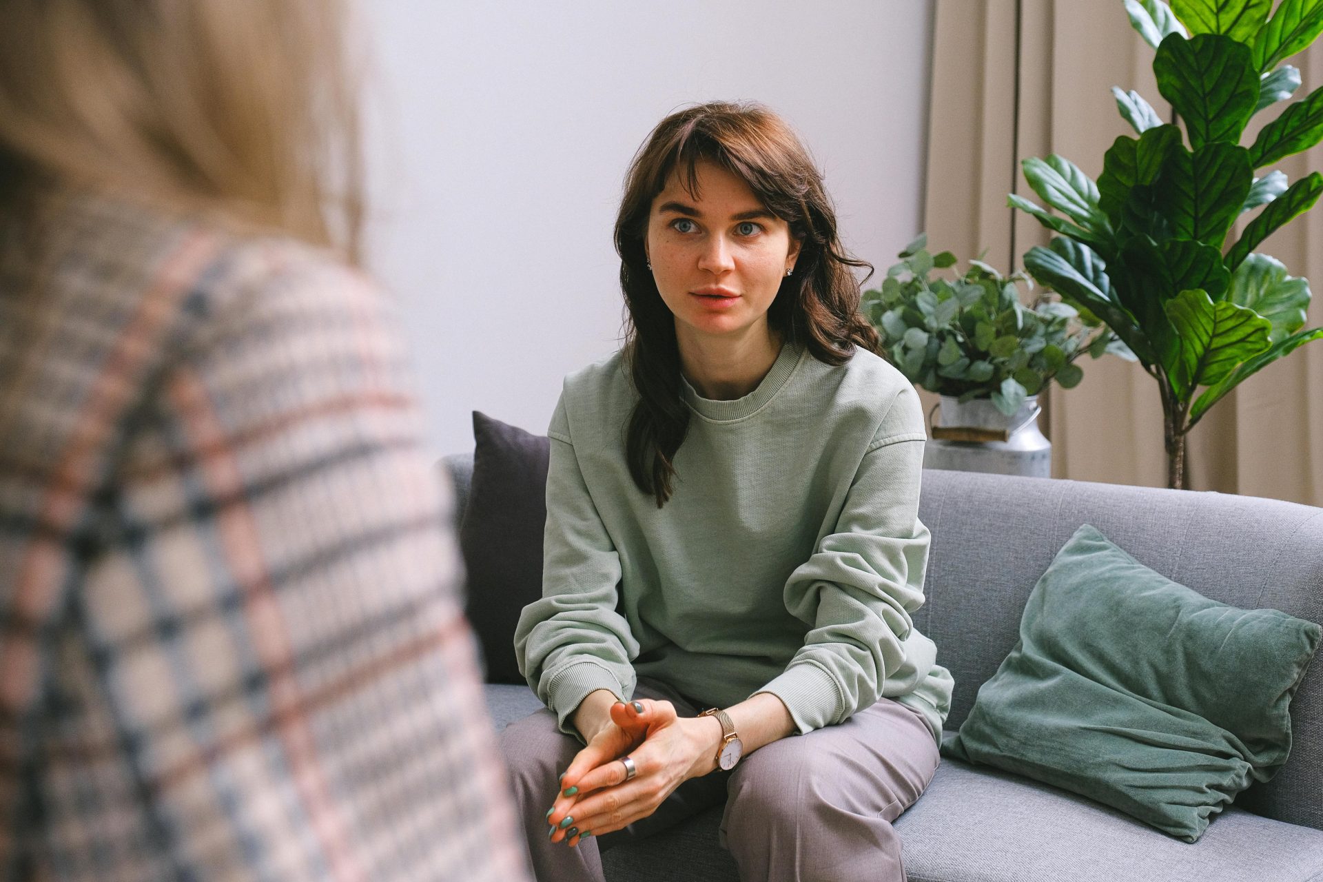 Mujer hablando con una terapeuta