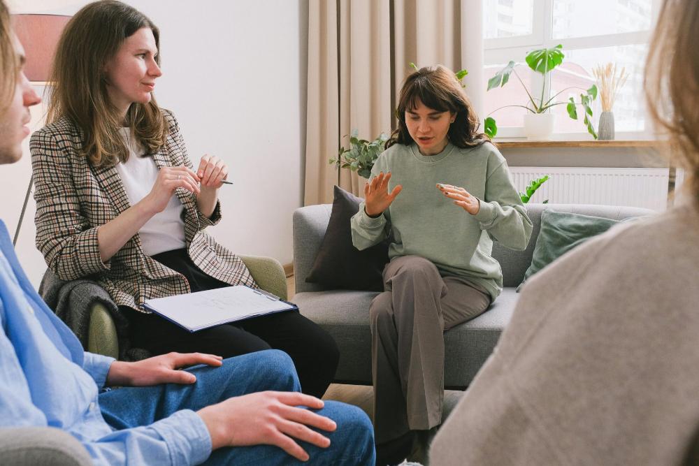 Mujeres en grupo hablando