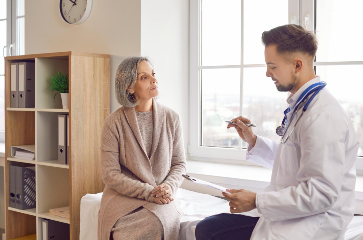 Mujer habla con médico